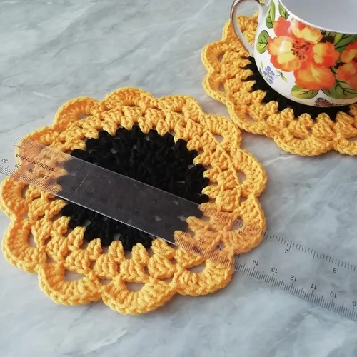 Vista 5 de Juego de 2 posavasos de ganchillo hechos a mano, diseño de girasol, tapete de mesa con aislamiento para bebidas absorbentes
