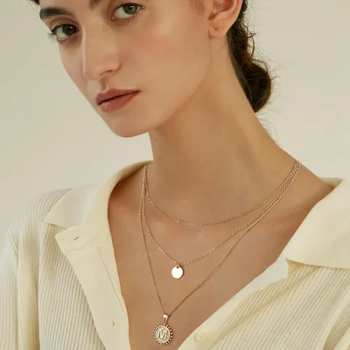 Vista 3 de Collares con inicial en capas de oro para mujer, chapado en oro de 14 quilates, gargantilla de disco de capas delicadas, collar hecho a mano