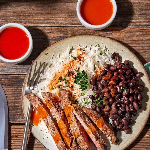 Vista 4 de Smokehouse by Thoughtfully, juego de especias gourmet para asar y salsa picante en mini botellas de vidrio, juego de 20