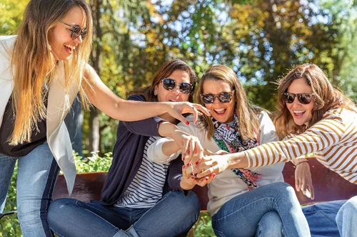 Vista 7 de Pirucream Oblea enrollada rellena de crema. Relleno de chocolate y avellana. Chocolate premium. 10.59 oz. Paquete de 8