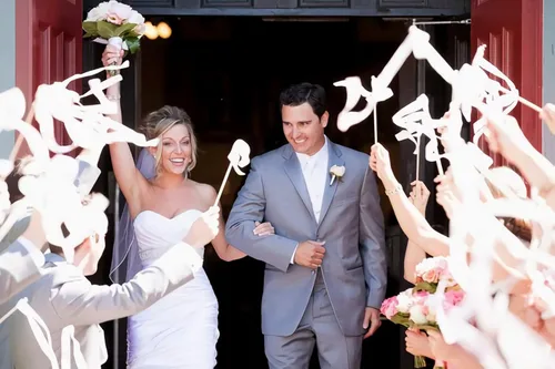 Vista 2 de Kingsnow Paquete de 50 varitas de cinta de encaje blanco con campanas plateadas, varitas de deseos de palo de hadas de seda para bodas, actividades