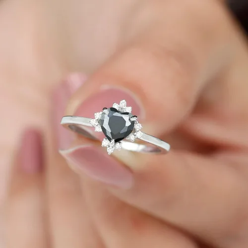 Vista 3 de Anillo de promesa de ónix negro con forma de corazón certificado con moissanita 1 pieza Calidad AAA