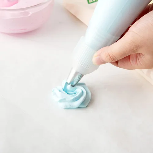 Vista 3 de Restaurantware Pastry Tek - Punta de pastelería reutilizable para glaseado de flores – # 109 resistente a las abolladuras, punta de pastelería