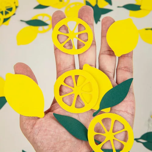 Vista 6 de 200 piezas de confeti de limón, decoración de mesa de fiesta de limonada, suministros para baby shower y despedida de soltera