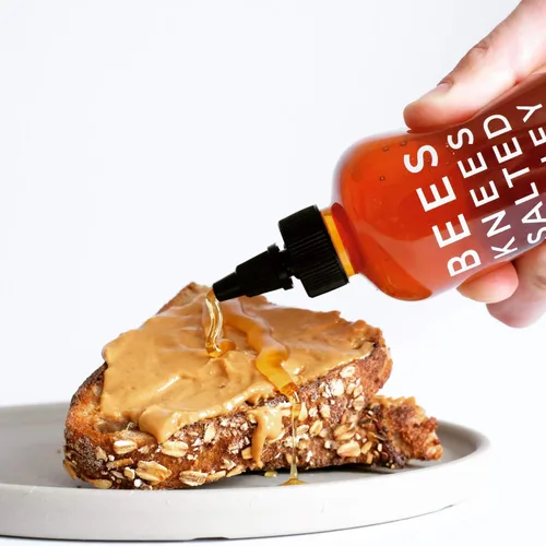 Vista 4 de Bees Knees - Juego de regalo dúo de miel picante + rodillas de abejas con miel salada