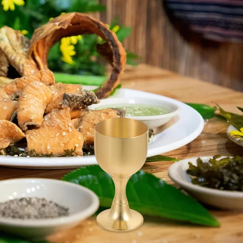 Vista 6 de Amosfun Vaso de cáliz de latón de 1.0 fl oz, vasos de chupito de metal, copa de comunión dorada para iglesia, ritual de cóctel, agua bendita, 3.0 in