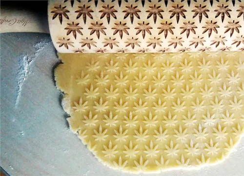 Vista 2 de CANNABIS ROLLING PIN PATRÓN CON HOJAS DE CANNABIS para COOKIES EMBOSSED