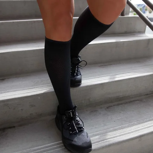 Vista 4 de Copper Fit Energy - Calcetines de compresión unisex fáciles de poner y quitar a la rodilla