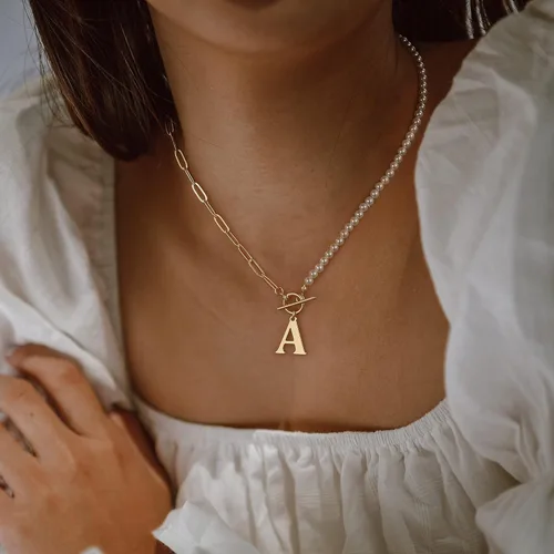 Vista 2 de Collar de perlas con inicial de oro para mujer, chapado en oro de 14 quilates, collar de cadena de eslabones con clip, collar con cierre de palanca