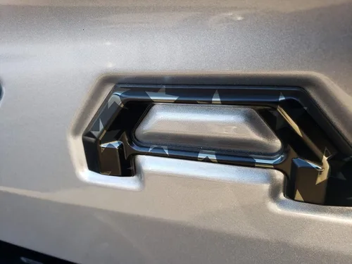 Vista 2 de EyeCatcher Pro Series - Letras insertas para portón trasero compatibles con Tacoma 2016-2023 (bandera americana BLKCHRMBLK)