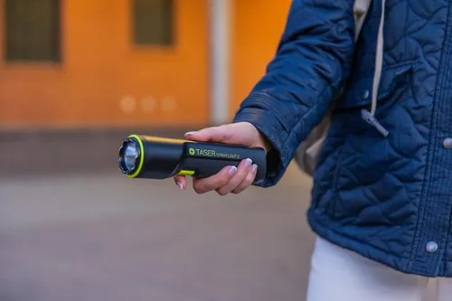 Vista 6 de TASER StrikeLight 2 Linterna recargable de autodefensa con carga de aturdimiento dolorosa de 10 µC Protección portátil, ligera para correr, Negro