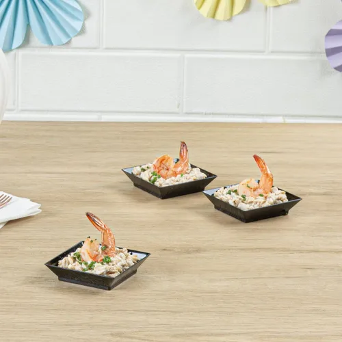 Vista 3 de Restaurantware Mini platos de degustación de 2.5 x 2.5 pulgadas, 100 platos cuadrados desechables de plástico, platos de plástico negro duraderos