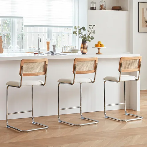 Vista 4 de Juego de 3 taburetes de ratán natural con respaldo de madera maciza, taburetes de bar Cesca modernos de mediados de siglo de 24 pulgadas, taburete