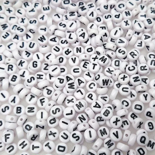 Vista 4 de 800 cuentas redondas blancas de letras del alfabeto acrílico de 4x7mm de la A a la Z, formas mixtas de plástico, cuentas sueltas a granel
