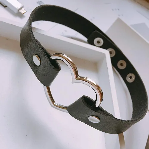 Vista 2 de ETHOON Gargantilla ajustable de piel con corazón, estilo punk, estilo gótico, collar suave con cadena, para mujeres y niñas