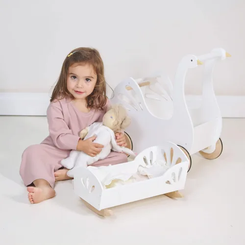 Vista 6 de Tender Leaf Toys - Cama Sweet Dreams Dolly - Cuna mecedora de madera para muñecas con ropa de cama y accesorios - Fomenta el amor y el juego