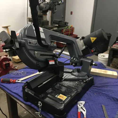 Vista 3 de KAKA INDUSTRIAL Sierra de banda de corte de metal de sobremesa, capacidad de corte de 5.9 x 5.5 pulgadas, velocidad variable de 45-60 MPM, ángulo