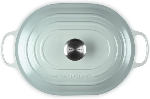 Vista 2 de Le Creuset - Cacerola ovalada de hierro fundido esmaltado con tapa, 3.75 cuartos de galón, sal marina Sea Salt
