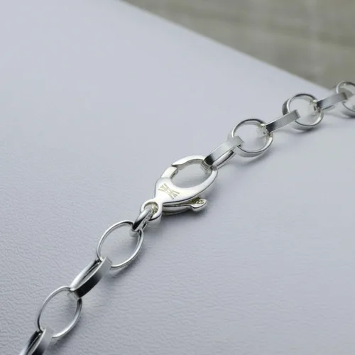Vista 4 de Pulsera personalizada con dije inicial en plata de ley, etiqueta ovalada