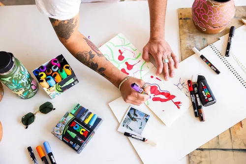 Vista 6 de Posca - Set de 8 marcadores de pintura media 5M – Tono mono – Blanco, Marfil, Plata, Gris, Azul marino, Negro