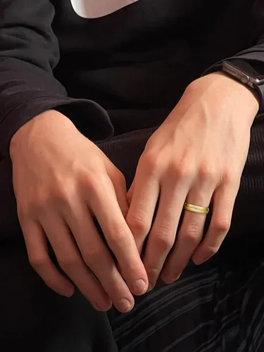 Vista 11 de Alianza de boda para hombre simple tradicional de 5 mm de oro amarillo de 10K (talles disponibles 7-12 1/2)