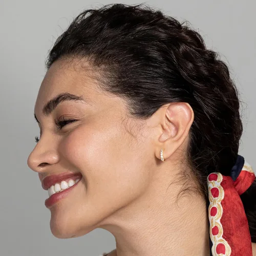 Vista 4 de PAVOI Aretes de aro de plata de ley chapados en oro de 14 quilates con circonita cúbica para mujer