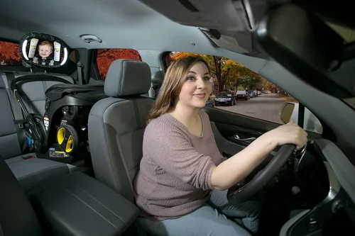 Vista 2 de Nuby Espejo de coche de bebé con luz LED para asiento trasero con luz controlada a distancia, espejo resistente a las roturas de visión amplia