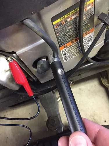 Vista 7 de Performance Tool W80530 Probador de cables de bujía: identifica fácilmente los cables dañados con el probador intermitente sincronizado