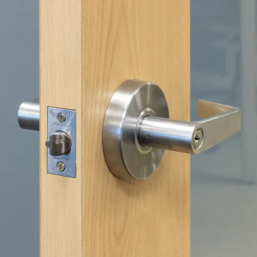Vista 2 de Master Lock Paquete de palanca comercial y cerrojo de alta resistencia de grado 2 en cromo cepillado, entrada con llave con tope de tope, paso
