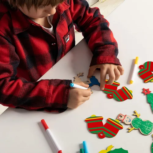 Vista 5 de JOYIN 48 piezas de adornos de madera de Navidad, rebanada de madera uniacabada para bricolaje, adornos colgantes de Navidad para regalos de Navidad