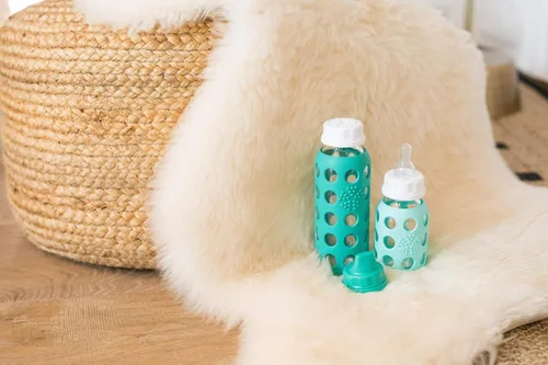 Vista 2 de Lifefactory Botella de agua de vidrio sin BPA de 9 onzas con tapa plana y funda de silicona, uva