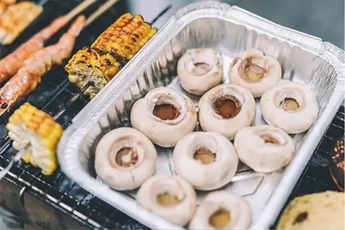 Vista 7 de Paquete de 30 sartenes cuadradas de aluminio de 8 x 8 pulgadas con tapas de plástico transparente, sartenes desechables de papel de aluminio