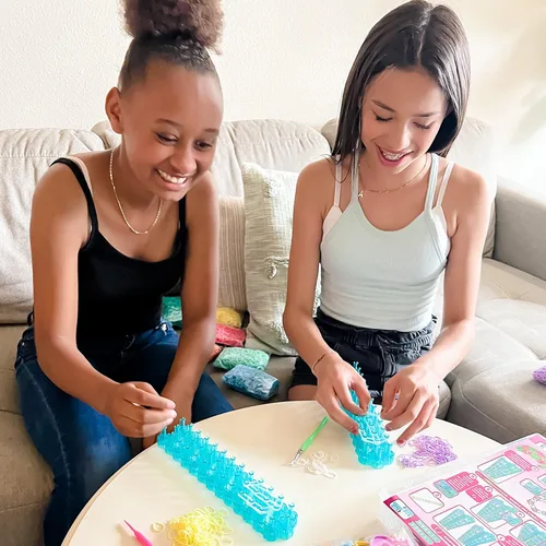 Vista 11 de Rainbow Loom® Duo Combo con colección de bandas de goma Jewel, cuenta con 2 que se conectan para hacer creaciones más largas y anchas, un estuche