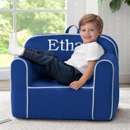 Vista 2 de Delta Children Silla Cozee personalizada, personalizable con nombre, silla de espuma para niños a partir de 18 meses, azul/blanco