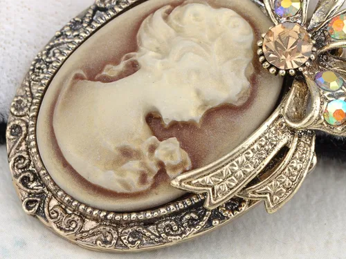 Vista 4 de Alilang broche camafeo inspirado en dama victoriana, con cristales como imitación de diamante y moño de cinta.