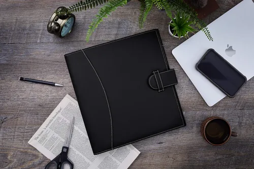 Vista 7 de It's Academic Mini Carpeta ejecutiva de cuero tipo portafolio, anilladora de 1 pulgada y capacidad para 250 hojas, bloc de notas, y documentos de 14