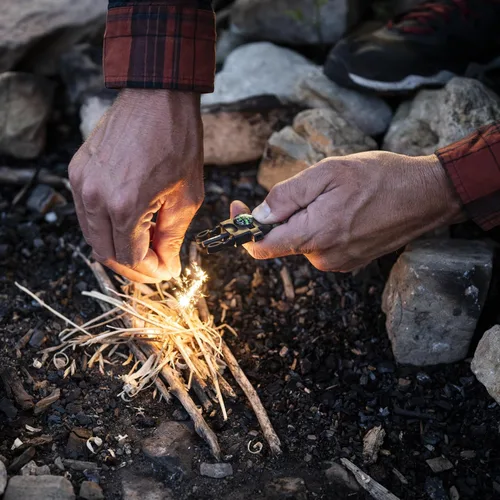 Vista 4 de SURVIVE Pulsera paracord, paquete de 2, kit de supervivencia para emergencias de senderismo, encendedor, brújula, silbato, 3 tamaños de muñeca