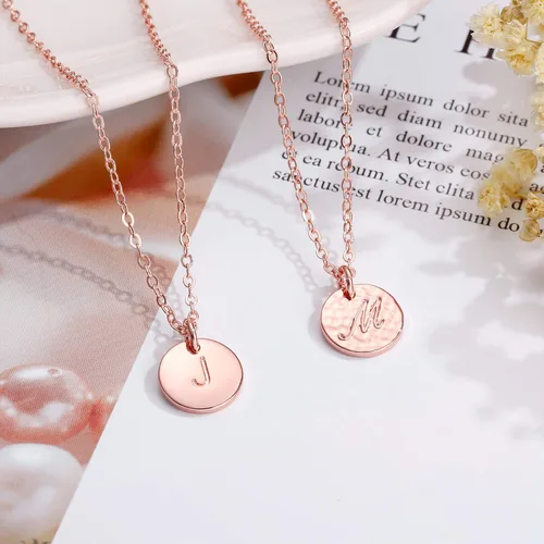 Vista 6 de Collar ajustable con medalla circular e inicial para mujeres y niñas, chapado en oro de 14 quilates, grabado a doble cara, con inicial personalizada
