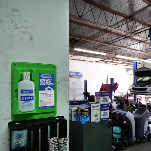 Vista 6 de PhysiciansCare - Estación de lavado de ojos para montar en la pared con una sola botella de solución de lavado de ojos, 16 onzas