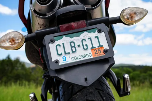 Vista 3 de Cruiser Accessories 77050 MC Neo marco para placa de vehículo color negro.