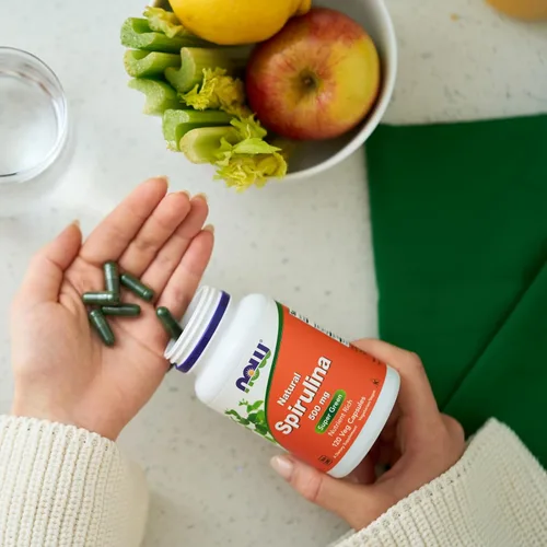 Vista 6 de Espirulina NOW de 0.0176 oz, 120 cápsulas vegetales.