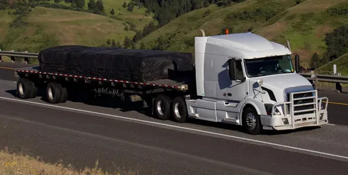 Vista 3 de Mytee Products Lona de madera combinada de 24 x 27 pies para camión de 18 onzas 14 onzas con caída de 8 pies, lona impermeable de vinilo negro