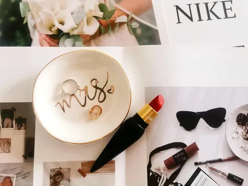 Vista 2 de Engagement Ring Dish Jewelry Tray, Great for Her Engagement Engaged Ring Dish Holder Bride Ring Holder Gold Ceramic Trinket Tray Wedding Accessories