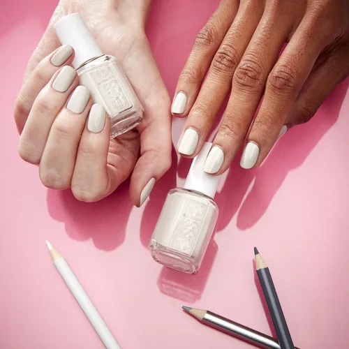 Vista 7 de Essie Esmalte de uñas de calidad de salón Gris claro fresco, vegano, Cut It Out, 0.46 onzas (13.60 ml)