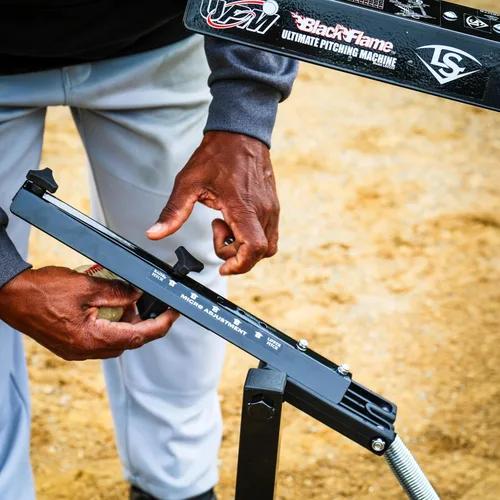 Vista 3 de Máquina de lanzamiento Louisville Slugger Black Flame