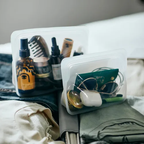 Vista 3 de Bolsa de almacenamiento reutilizable de silicona premium de Stasher, transparente, mini con base, apta para microondas, sous vide, lavavajillas