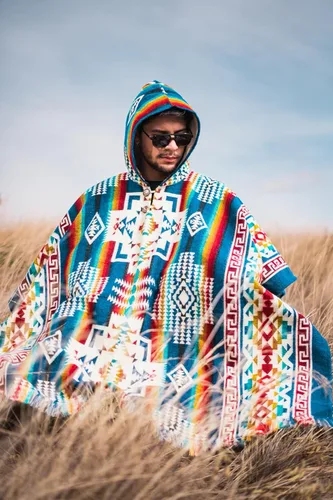 Vista 8 de Alpaca ponchos for men and women Handmade with the best baby alpaca wool material by Ecuadorian artisans