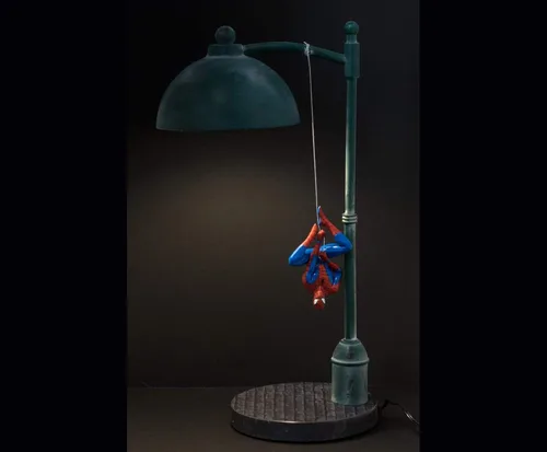 Vista 2 de Lámpara de escritorio LED Spider-Man de Marvel Streetlight Luz nocturna de superhéroe 16 pulgadas