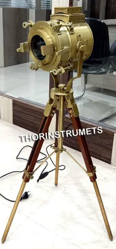 Vista 5 de THOR INSTRUMENTS Proyector marino de teatro antiguo, trípode de madera náutica, foco retro, foco de estudio LED (lámpara de pie baja), decoración