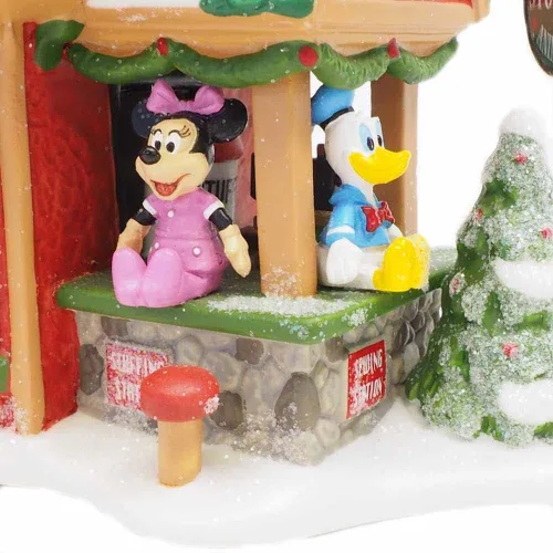 Vista 2 de Department 56 North Pole - Edificio iluminado de animales de peluche de Disney Village, 6.34 pulgadas de alto x 3.19 pulgadas de ancho x 5.51